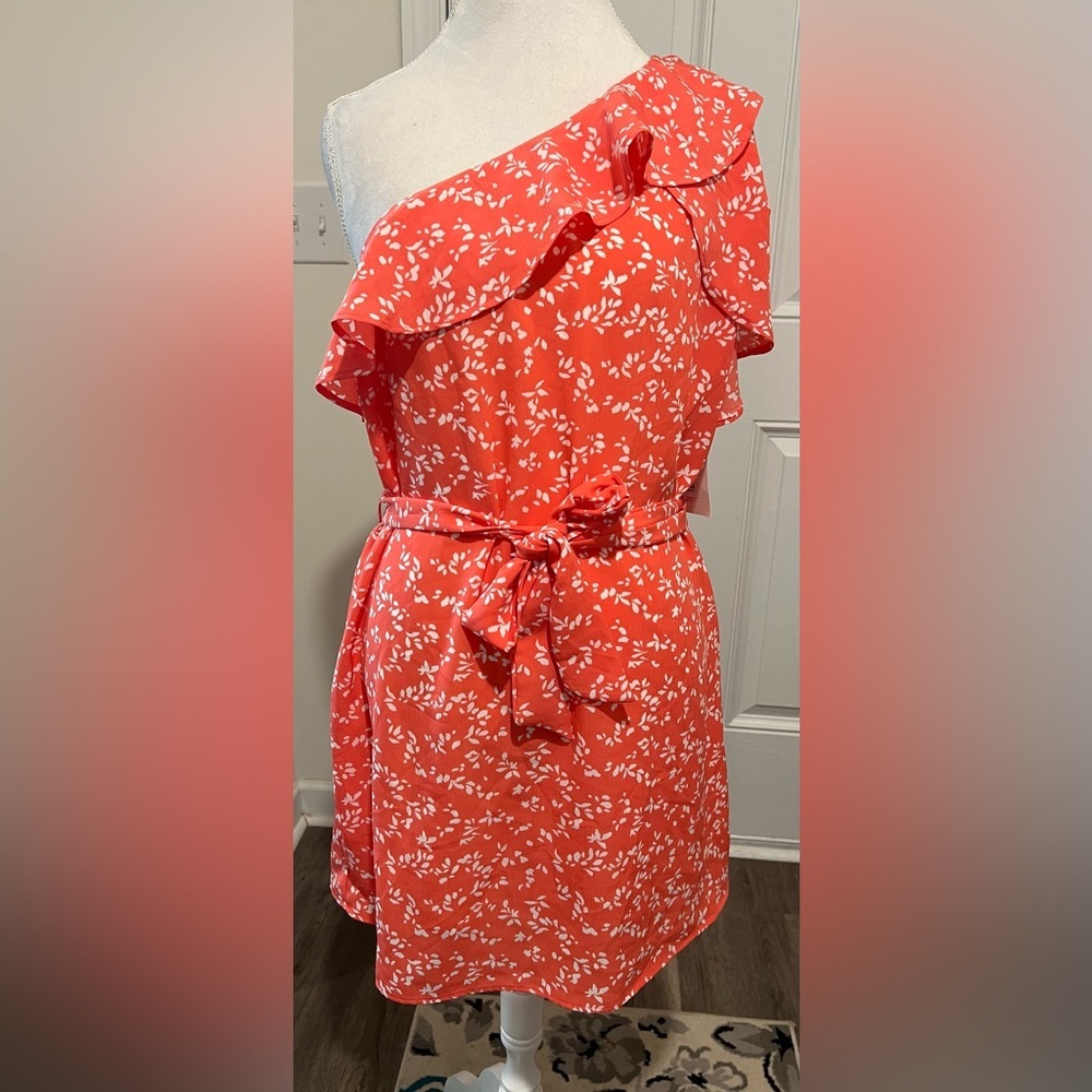 NWT! Gilli Coral & White Floral One Shoulder Ruffle Flowy Dress Size Medium